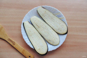 ruletiki_iz_baklajanov_s_tvorogom_i_greckimi_orehami-714701-7427423