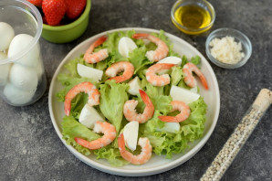 salat_s_krevetkami_i_klubnikoi-718372-1997821