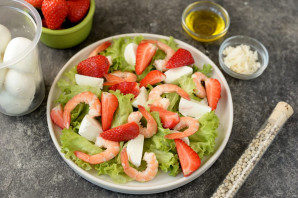 salat_s_krevetkami_i_klubnikoi-718373-3390931