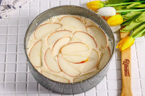 zalivnoi_tvorojnii_pirog_s_yablokami-752795-2233819