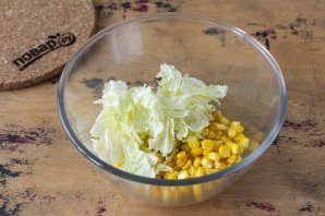 salat_s_kukuruzoi_i_solenimi_ogurcami-765937-4543163