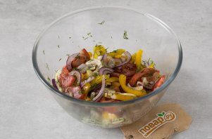salat_s_pomidorami_seldereem_i_percem-762866-1710486