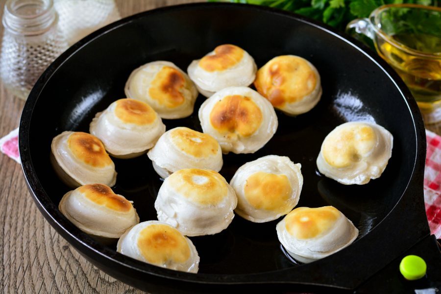jarenie_pelmeni_so_smetanoi_na_skovorode-616440-4167853