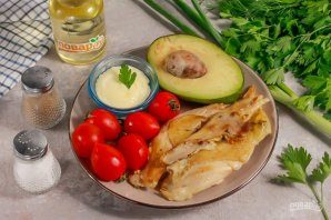 salat_s_zapechennoi_kuricei_avokado_i_pomidorami-775267-6421202