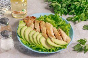 salat_s_zapechennoi_kuricei_avokado_i_pomidorami-775269-1727626