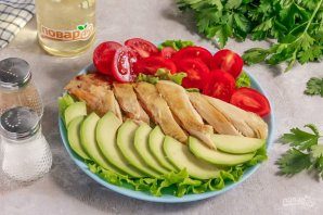 salat_s_zapechennoi_kuricei_avokado_i_pomidorami-775270-7290779
