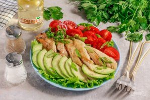salat_s_zapechennoi_kuricei_avokado_i_pomidorami-775271-8823038