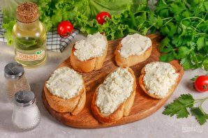 brusketta_s_tvorojnim_sirom_i_tomatami-775731-1496394