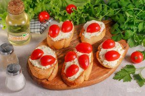 brusketta_s_tvorojnim_sirom_i_tomatami-775732-5107714