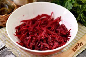salat_iz_svekli_s_marinovannim_lukom-776035-9959398
