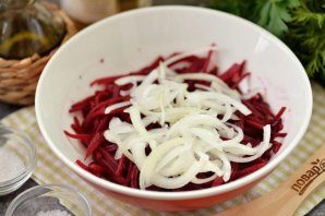 salat_iz_svekli_s_marinovannim_lukom-776036-7839480