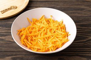 morkovnii_salat_s_krasnim_lukom_i_zeleniu-780465-7841915