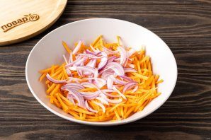 morkovnii_salat_s_krasnim_lukom_i_zeleniu-780466-8495684