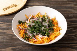 morkovnii_salat_s_krasnim_lukom_i_zeleniu-780467-5919489