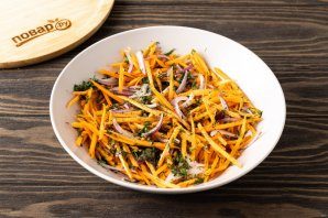 morkovnii_salat_s_krasnim_lukom_i_zeleniu-780469-5397624