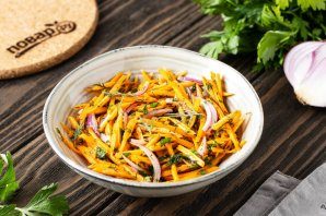 morkovnii_salat_s_krasnim_lukom_i_zeleniu-780470-8235951