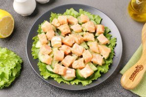 salat_so_slabosolyonoi_foreliu_i_ogurcom-779957-5976538