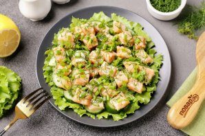 salat_so_slabosolyonoi_foreliu_i_ogurcom-779958-1065895