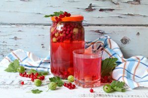 kompot_iz_krijovnika_i_krasnoi_smorodini_na_zimu-780881-7836919