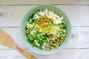 salat_quotolivequot_s_kuricei_sladkim_percem_i_olivkami-785686-1659619
