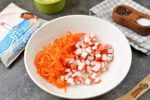 salat_iz_krabovih_palochek_morkovi_po-koreiski_i_sira-784596-7213779