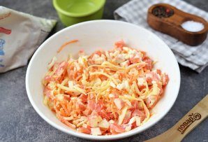 salat_iz_krabovih_palochek_morkovi_po-koreiski_i_sira-784599-1093959
