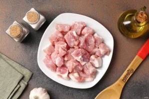plov_iz_kruglozyornogo_risa_so_svinoi_grudinkoi_i_ovoshami-788044-1524034