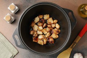plov_iz_kruglozyornogo_risa_so_svinoi_grudinkoi_i_ovoshami-788045-6450528