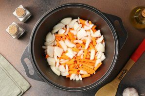 plov_iz_kruglozyornogo_risa_so_svinoi_grudinkoi_i_ovoshami-788046-1276343