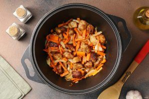 plov_iz_kruglozyornogo_risa_so_svinoi_grudinkoi_i_ovoshami-788047-5079947