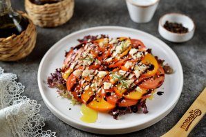 salat_iz_hurmi_i_tomatov-790152-9726178
