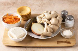 salat_iz_gribov_s_koreiskoi_morkoviu_v_tartaletkah-792704-7836516