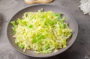 salat_s_kopchenoi_kuricei_pekinskoi_kapustoi_i_kukuruzoi-791912-3659555