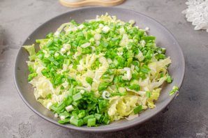 salat_s_kopchenoi_kuricei_pekinskoi_kapustoi_i_kukuruzoi-791913-9899158