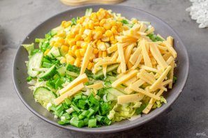 salat_s_kopchenoi_kuricei_pekinskoi_kapustoi_i_kukuruzoi-791915-6153021