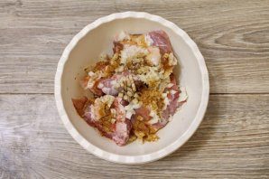 svinie_rebra_v_soevo-medovom_souse_zapechennie_s_kartoshkoi-789446-4006340