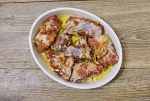 svinie_rebra_v_soevo-medovom_souse_zapechennie_s_kartoshkoi-789448-1175252