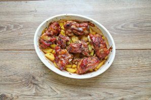 svinie_rebra_v_soevo-medovom_souse_zapechennie_s_kartoshkoi-789449-7740205
