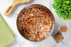 salat_quotnevestaquot_s_kopchyonoi_kuricei_i_plavlenim_sirom-796255-6362627
