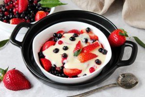 yagodi_v_souse_iz_belogo_shokolada-799774-3093520
