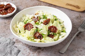 salat_iz_pekinskoi_kapusti_s_vyalenimi_pomidorami-802173-3797376