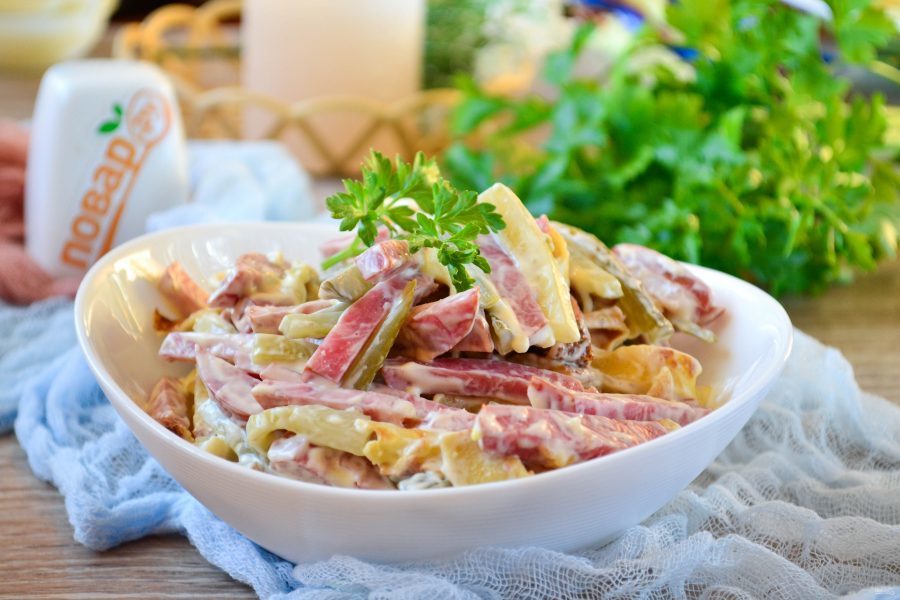 salat_s_blinami_i_kopchenoi_kolbasoi-561868-8843887