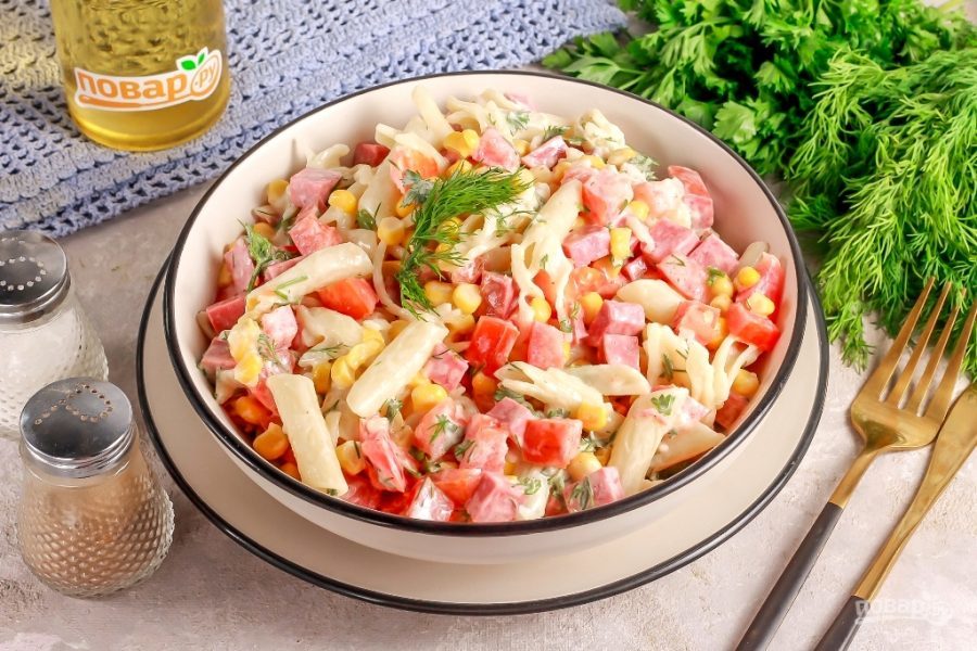 salat_s_kopchenoi_kolbasoi_i_makaronami-786607-9851070