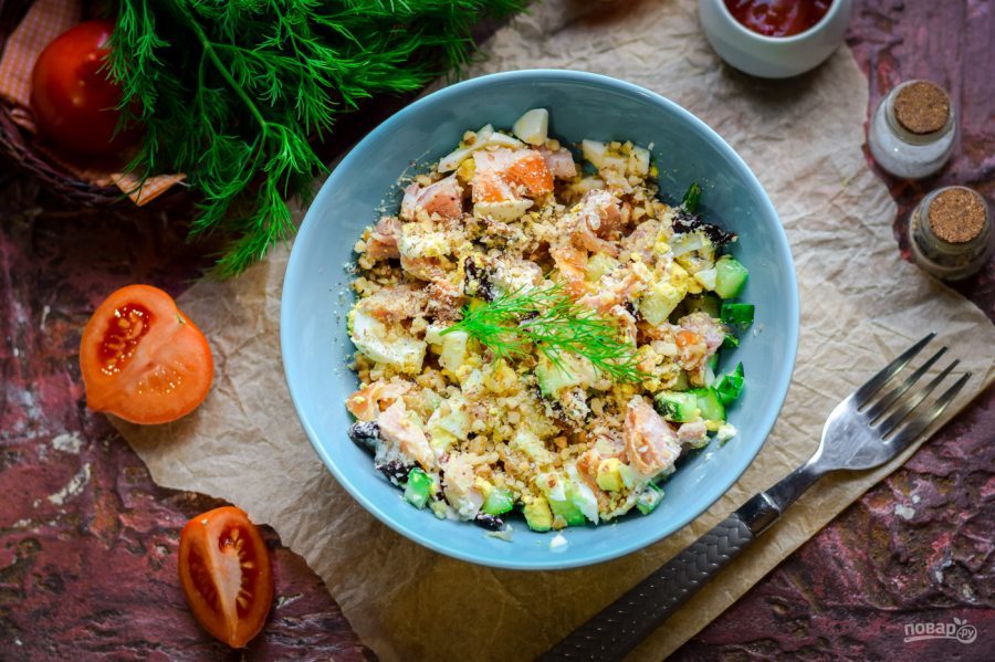 salat_s_kopchenoi_kuricei_i_greckimi_orehami-619034-1728567