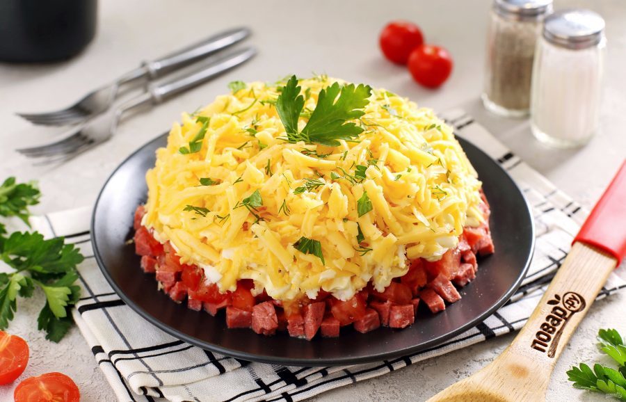 salat_s_kopchyonoi_kolbasoi-694833-9169226