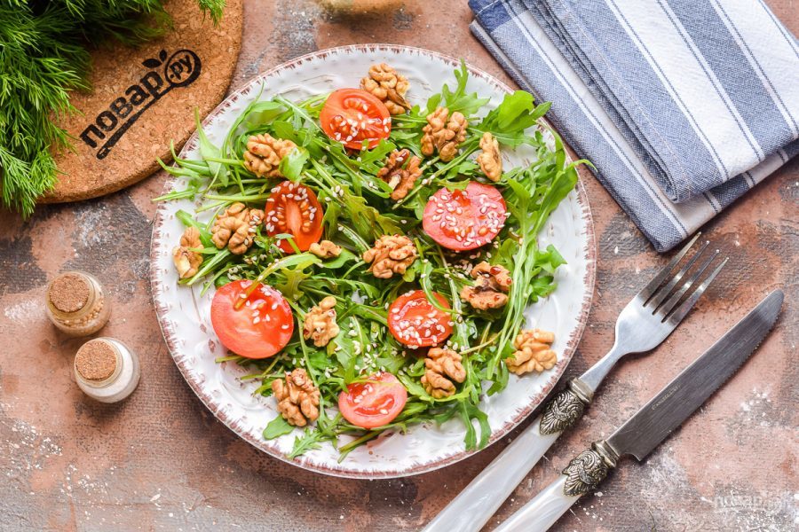 salat_s_rukkoloi_i_greckimi_orehami-764574-9963910