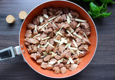 bulgur-s-indeikoi-na-skovorode_1680528473_9_max-6897146