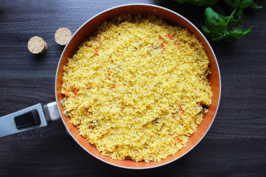 bulgur-s-indeikoi-na-skovorode_1680528510_12_max-8639956
