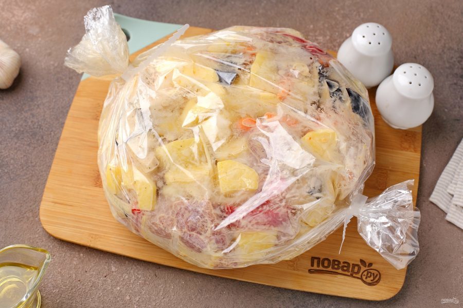 myaso_s_baklajanami_i_kartoshkoi_v_duhovke-765739-5557290