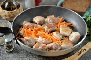 svinina_tushennaya_v_pive_pod_hlebom-804241-6685270